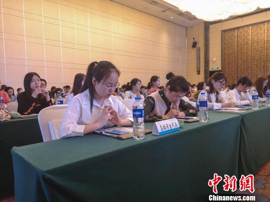高校畢業(yè)生到場聆聽政策介紹�！√菩∏� 攝